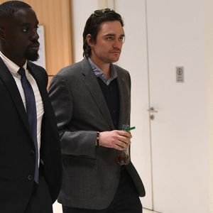 Alain-Fabien Delon arrive au tribunal correctionnel de Paris pour avoir enregistré et diffusé avec son frère Anthony Delon une conversation de leur sœur, Anouchka, avec leur père, le 5 janvier 2024, à l'époque où les désaccords de la fratrie concernant la santé d'Alain Delon, à Paris, France, le 17 mars 2026. Anthony Delon et Anouchka sont absents. © Clément Prioli/Bestimage