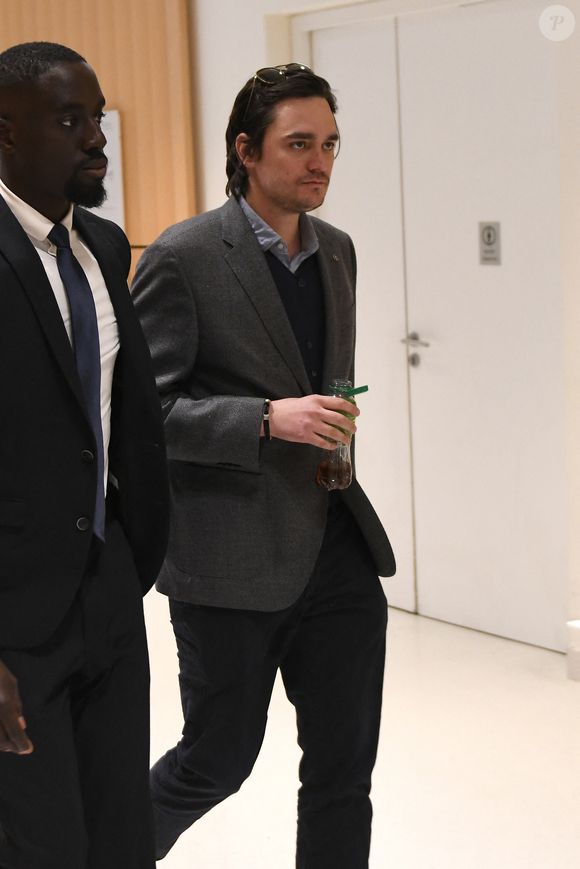 Alain-Fabien Delon arrive au tribunal correctionnel de Paris pour avoir enregistré et diffusé avec son frère Anthony Delon une conversation de leur sœur, Anouchka, avec leur père, le 5 janvier 2024, à l'époque où les désaccords de la fratrie concernant la santé d'Alain Delon, à Paris, France, le 17 mars 2026. Anthony Delon et Anouchka sont absents. © Clément Prioli/Bestimage
