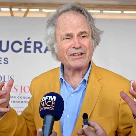 Franz-Olivier Giesbert est le père d’Alexandre Giesbert

Franz-Olivier Giesbert, le directeur artistique du Festival, durant la 27ème  édition du Festival du Livre de Nice, installé sur le jardin Albert 1er, du 3 au 5 juin 2023. © Bruno Bebert / Bestimage