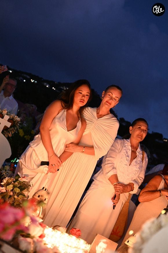 Exclusif -  Hommage de Laeticia Hallyday et de sa fille Joy à l'occasion du huitième anniversaire de la mort de Johnny Hallyday au cimetière de Lorient sur l'île de Saint-Barthélemy, Antilles françaises, France, le 5 décembre 2025. © Xavier Merchet-Thau/Bestimage