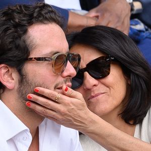 Florence Foresti et Alexandre Kominek dans les tribunes lors des Internationaux de France de tennis à Roland Garros le 29 mai 2022 à Paris, France. Photo par Laurent Zabulon/ABACAPRESS.COM