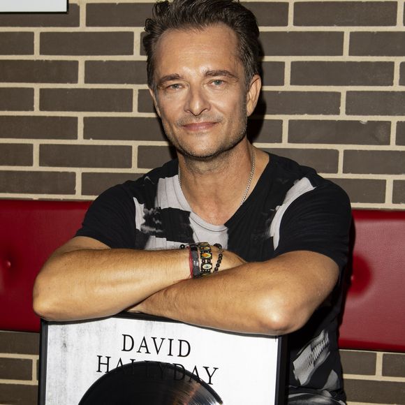 Cameron Smet prendra-t-il la relève de son père, David Hallyday, et de son grand-père, Johnny Hallyday, en devenant, à son tour, chanteur ?

David Hallyday reçoit son disque de platine à la Seine musicale à Paris. © Pierre Perusseau/Bestimage