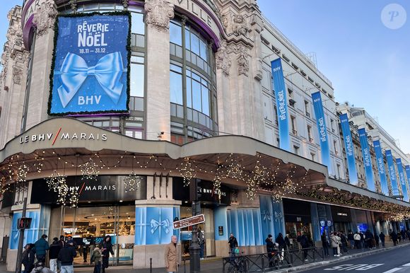 Devanture du magasin - Illustration des rayons vides, au BHV Marais (Bazar de l'Hôtel de Ville) à Paris. Le 20 novembre 2025
Suite à l'arrivée du géant chinois Shein au 6ème étage du Bazar de l'Hôtel de Ville, de nombreuses marques ont décidé de quitter ce grand magasin parisien. A tous les étages du magasin, les allées se désertifient et les rayonnages sont tristement vides.
© Céline Bonnarde / Bestimage