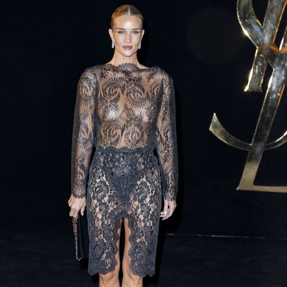 Rosie Huntington-Whiteley - Photocall du défilé Saint Laurent Collection Femme Prêt-à-Porter Printemps/Eté 2027 lors de la Fashion Week de Paris (PFW) à la Fontaine du Trocadéro, à Paris, France, le 29 septembre 2026. © Olivier Borde/Bestimage