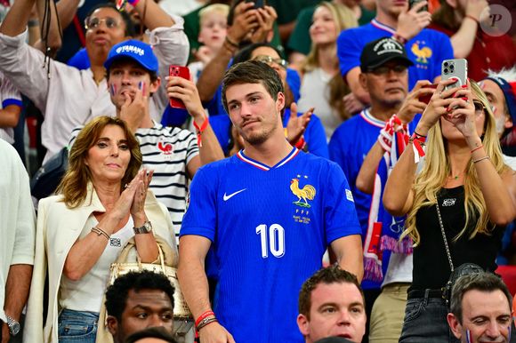 Claude Deschamps, Dylan Deschamps et sa fiancée Mathilde Cappelaere dans les tribunes de la demi-finale du Championnat d'Europe de football (Euro 2024) entre l'Espagne et la France (2-1) à Munich, Allemagne, le 9 juillet 2024. © Bestimage
