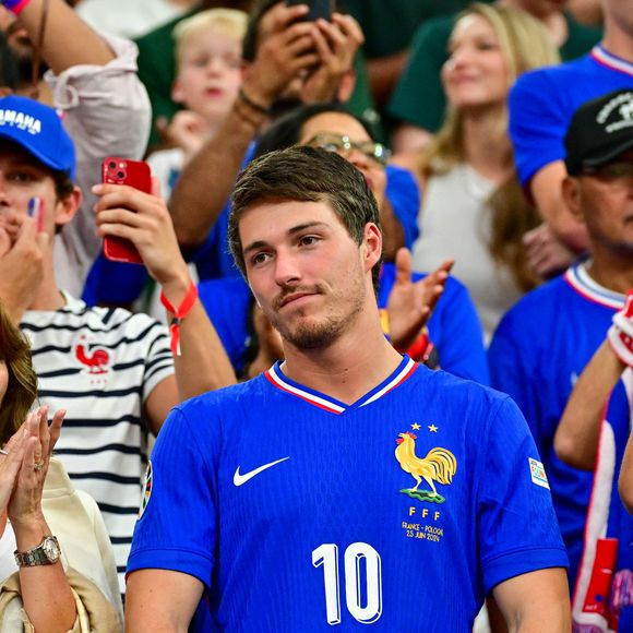 Claude Deschamps, Dylan Deschamps et sa fiancée Mathilde Cappelaere dans les tribunes de la demi-finale du Championnat d'Europe de football (Euro 2024) entre l'Espagne et la France (2-1) à Munich, Allemagne, le 9 juillet 2024. © Bestimage