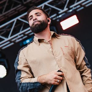 Un an et demi après l'accident qui a failli lui coûter la vie, Kendji Girac s'est confié dans le portrait de la semaine de l'émission "50' Inside" sur TF1 ce samedi 25 octobre 2025.

Kendji Girac - Les artistes sur la scène du V and B Fest' à Château-Gontier sur Mayenne le 21 
août 2025 

© Alexandre Fumeron / Afterdepth / Bestimage