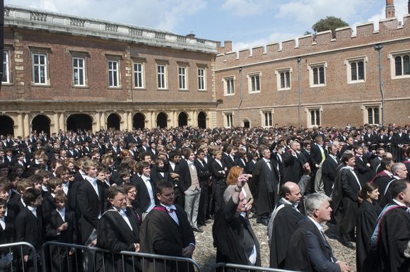 Il retrouvera dans ce temple de la tradition non mixte un peu plus d'un millier d'autres jeunes garçons.

Photo d'archives datée du 27/05/10 d'élèves de l'Eton College dans le Berkshire.  David Parker/PA Wire