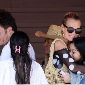 Exclusif - Laeticia Hallyday accompagnée de son compagnon Frédéric Suant et de sa fille Joy sont aller accueillir Jade à l'aéroport de Saint-Barthélemy-Rémy-de-Haenen où tout le monde se retrouve pour le 50ème anniversaire de Laeticia, à Saint-Jean, Saint-Barthélémy, Antilles françaises, France, le 15 mars 2025. © DOMINIQUE JACOVIDES / BESTIMAGE