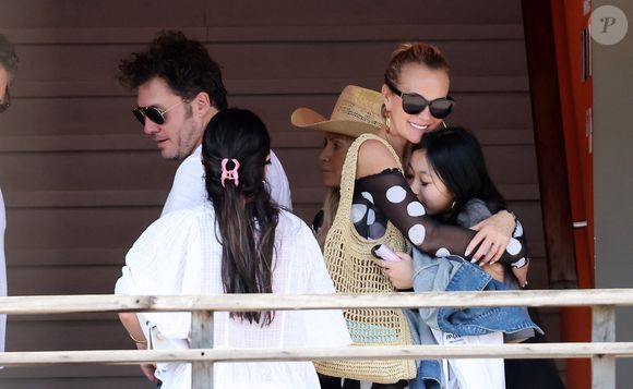 Exclusif - Laeticia Hallyday accompagnée de son compagnon Frédéric Suant et de sa fille Joy sont aller accueillir Jade à l'aéroport de Saint-Barthélemy-Rémy-de-Haenen où tout le monde se retrouve pour le 50ème anniversaire de Laeticia, à Saint-Jean, Saint-Barthélémy, Antilles françaises, France, le 15 mars 2025. © DOMINIQUE JACOVIDES / BESTIMAGE