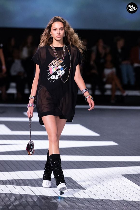 Elle a débuté dans le mannequinat, sans profiter du nom de ses parents, puisqu'elle s'est faite repérer dans la file d'attente d'un concert...

Jenaye Noah au défilé Chanel Cruise show 2024 au Paramount Studios à Los Angeles le 9 mai 2023. Crédit Olivier Borde / Bestimage