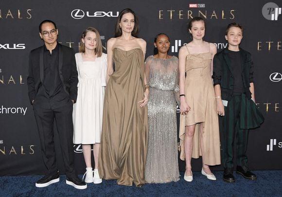 Maddox Jolie-Pitt, Vivienne Jolie-Pitt, Angelina Jolie, Zahara Jolie-Pitt, Shiloh Jolie-Pitt et Knox Jolie-Pitt à la première de Marvel Studios's Eternals Los Angeles qui s'est tenue au DolbyTheater à Hollywood le 18 octobre 2021. Photo par Sthanlee B. Mirador/SPUS/ABACAPRESS.COM