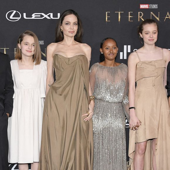 Maddox Jolie-Pitt, Vivienne Jolie-Pitt, Angelina Jolie, Zahara Jolie-Pitt, Shiloh Jolie-Pitt et Knox Jolie-Pitt à la première de Marvel Studios's Eternals Los Angeles qui s'est tenue au DolbyTheater à Hollywood le 18 octobre 2021. Photo par Sthanlee B. Mirador/SPUS/ABACAPRESS.COM