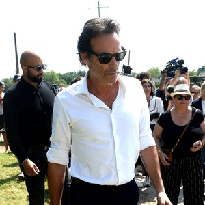 Anthony Delon et son demi-frère Alain-Fabien découvrent les hommages devant les grilles de la propriété de Douchy, quelques heures avant les obsèques de leur père, A.Delon, le 24 août 2024. Décédé le 18 août 2024, l'acteur a rendu son dernier souffle, entouré des siens dans sa propriété de Douchy, où il sera inhumé, le 24 août 2024 vers 17 heures dans une chapelle, construite il y a une vingtaine d'années.