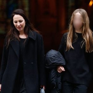 Isabelle Le Nouvel (veuve du défunt), et Emma (fille du défunt) - Sorties des obsèques de Niels Arestrup à l'Église Saint-Roch à Paris. Le 10 décembre 2024
© Christophe Clovis / Bestimage