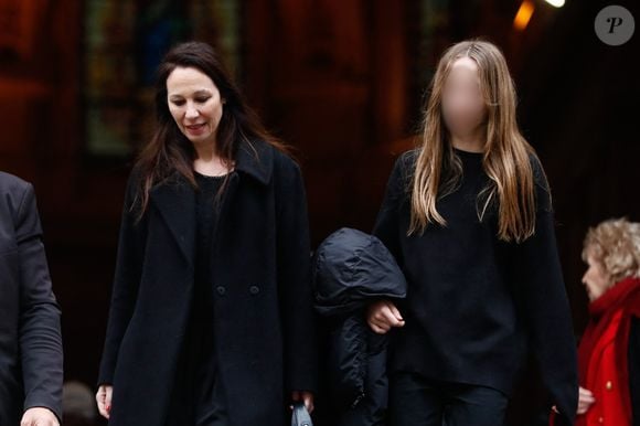 Isabelle Le Nouvel (veuve du défunt), et Emma (fille du défunt) - Sorties des obsèques de Niels Arestrup à l'Église Saint-Roch à Paris. Le 10 décembre 2024
© Christophe Clovis / Bestimage