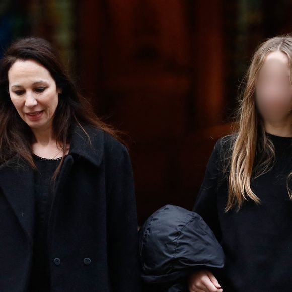 Isabelle Le Nouvel (veuve du défunt), et Emma (fille du défunt) - Sorties des obsèques de Niels Arestrup à l'Église Saint-Roch à Paris. Le 10 décembre 2024
© Christophe Clovis / Bestimage