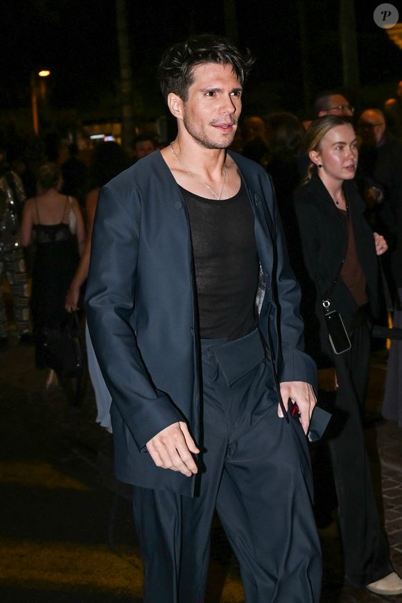 François Civil sur la croisette de nuit lors du 79ème Festival International du Film de Cannes, France, le 18 mai 2026. © Gedeon Taieb/Bestimage