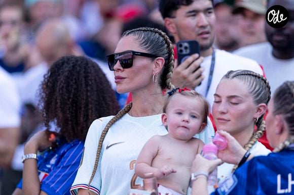 Victoria Triay (femme de Lucas Hernandez) et Tiffany Botvinnik - Les femmes et les proches des joueurs de l'équipe de France en tribune officielle avant le match des huitièmes de finale de la Coupe du Monde de la FIFA 2026 entre la France et le Paraguay au Philadelphia Stadium, à Philadelphie, Etats-Unis, le 4 juillet 2026. © Elyxandro Cegarra/Psnewz/Bestimage