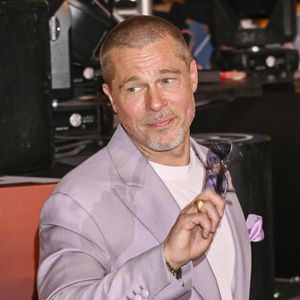 En revanche, les anciens salariés de l'établissement se sont montrés dithyrambiques au sujet de l'acteur

Brad Pitt à la première du film F1 à Mexico City le 9 juin 2025.
Crédit : Agence / Bestimage