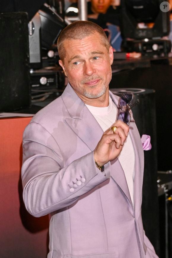 En revanche, les anciens salariés de l'établissement se sont montrés dithyrambiques au sujet de l'acteur

Brad Pitt à la première du film F1 à Mexico City le 9 juin 2025.
Crédit : Agence / Bestimage