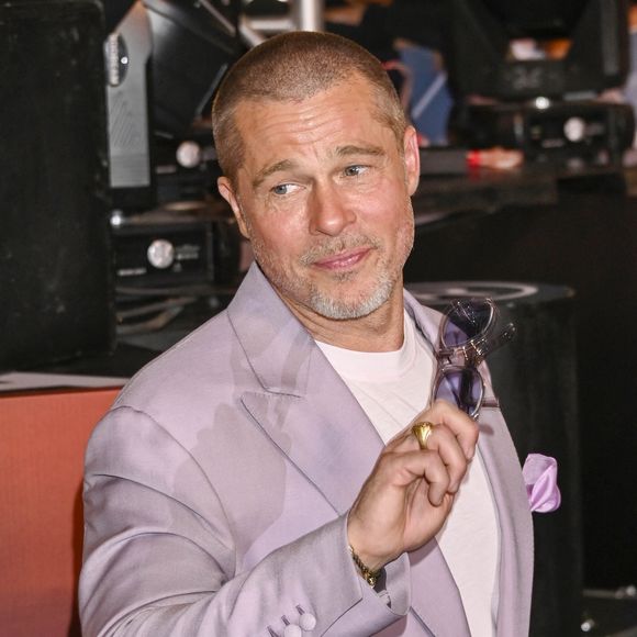 En revanche, les anciens salariés de l'établissement se sont montrés dithyrambiques au sujet de l'acteur

Brad Pitt à la première du film F1 à Mexico City le 9 juin 2025.
Crédit : Agence / Bestimage