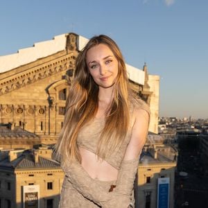 Mais ce mardi 7 octobre 2025 sur Instagram, la veille de l'anniversaire de son demi-frère Cameron, l'intéressée est sortie du silence pour lui faire une tendre déclaration.

Emma Smet - Soirée "French Touch" sur la terrasse des Galeries Lafayette à Paris le 5 juillet 2022. © Jeremy Melloul/Bestimage