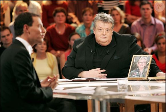 Entre ses chroniques et ses droits d'auteur, Guy Carlier touchait "40 000 euros par mois".

Marc-Olivier Fogiel et Guy Carlier sur le plateau d'On ne peut pas plaire à tout le monde en 2005 © Jean-Louis Macault Bestimage