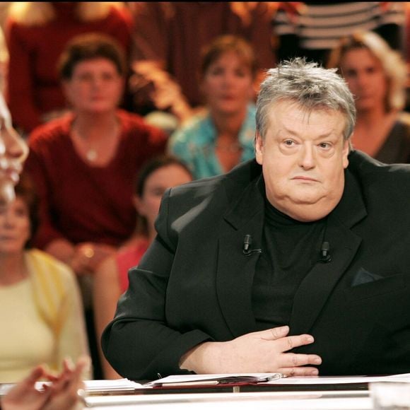 Entre ses chroniques et ses droits d'auteur, Guy Carlier touchait "40 000 euros par mois".

Marc-Olivier Fogiel et Guy Carlier sur le plateau d'On ne peut pas plaire à tout le monde en 2005 © Jean-Louis Macault Bestimage
