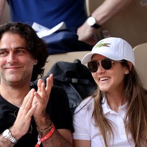 Elle assure que cette organisation flexible fonctionne aussi bien pour elle que pour le papa de Ghjulia, chacun ajustant ses priorités en conséquence.

Joyce Jonathan et Martial Paoli dans les tribunes (night session) lors des Internationaux de France de Tennis de Roland Garros 2025, le 3 juin 2025 à Paris. © Dominique Jacovides / Bestimage