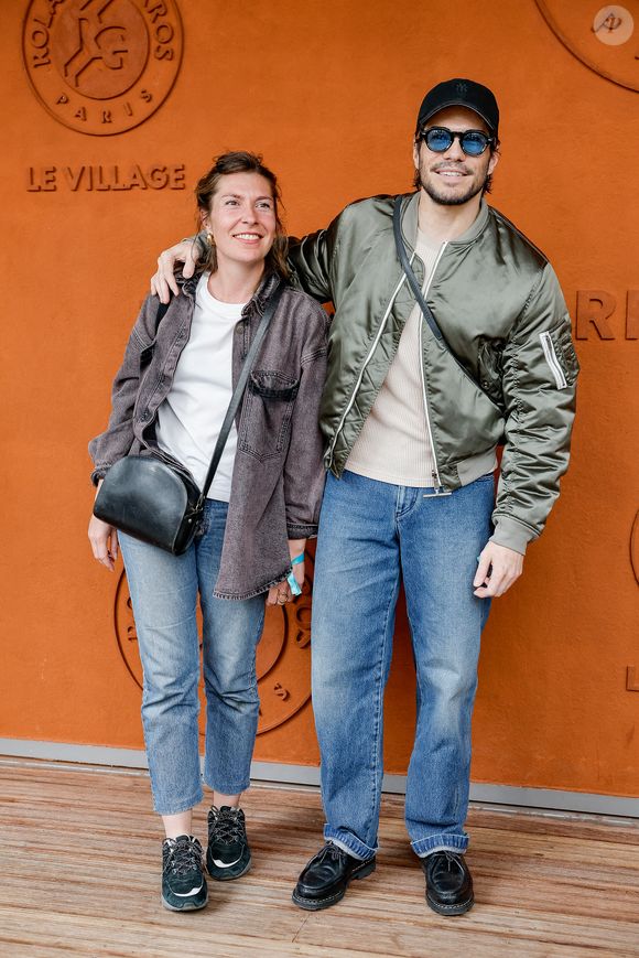 François Civil et sa soeur Marie au village lors des Internationaux de France de Tennis de Roland Garros 2025, à Paris, France, le 8 juin 2025. © Cyril Moreau/Bestimage