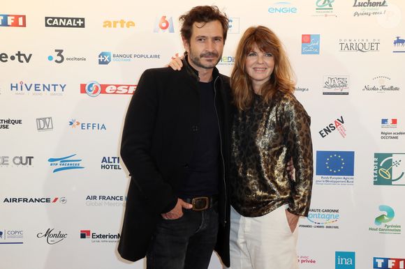 Plus d'un an et demi plus tard, le couple vient d’accueillir une petite fille, leur premier enfant, pour Noël 2025.

Gwendoline Hamon et Alexandre Varga au photocall de la cérémonie d'ouverture de la 21ème édition du festival des créations télévisuelles de Luchon, France, le 6 février 2019.

© Patrick Bernard/Bestimage