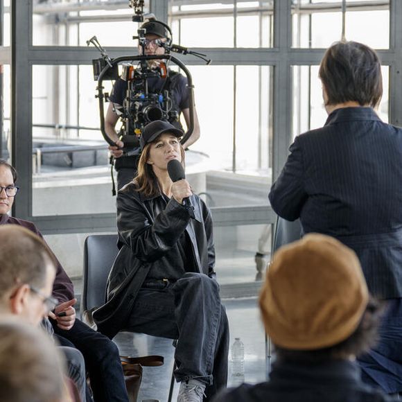 Charlotte Gainsbourg dans "Les rencontres du Papotin", dans l'émission diffusée le samedi 5 avril 2025 sur France 2. © Léo Kekemenis - France Télévisions