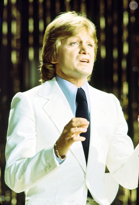 Pour rappel, l'interprète de "Bélinda" a perdu la vie - à seulement 39 ans - dans son appartement parisien après s'être accidentellement électrocuté dans sa salle de bains... Naturellement à l'époque, la nouvelle a rapidement été relayée à tout-va dans les médias.

Archives - Claude Francois - 1975 (JLPPA / Bestimage).