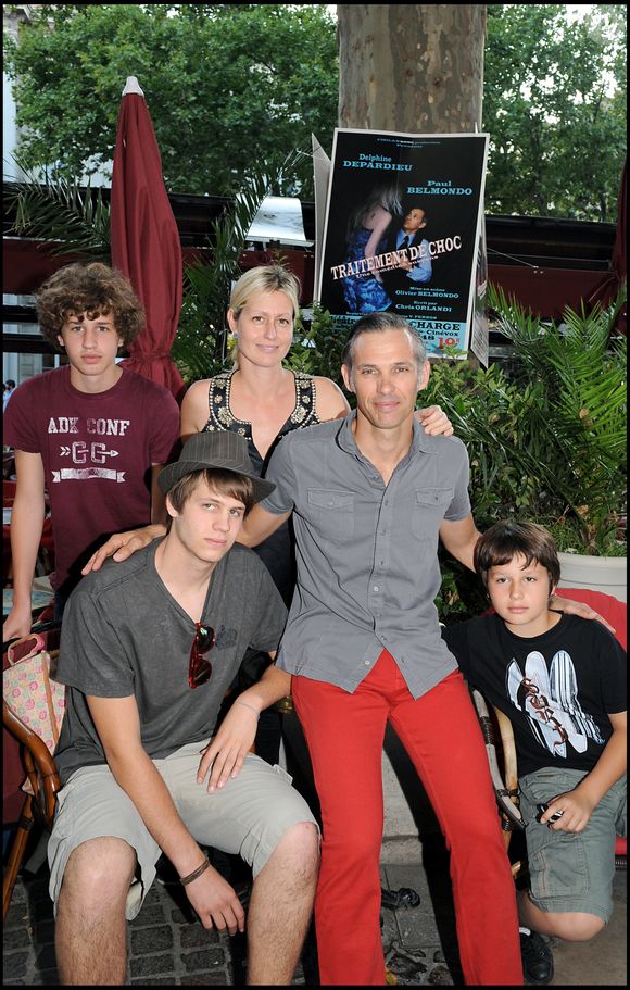 Exclusif : Paul Belmondo avec Luana, leurs enfants Victor, Giacomo et Alessandro à Avignon en 2009
©DANIEL ANGELI / BESTIMAGE