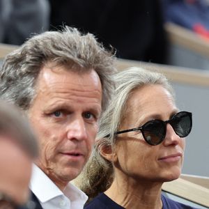 Anne-Sophie Lapix et son mari Arthur Sadoun en tribunes lors des Internationaux de France de Tennis de Roland Garros 2025, à Paris, France, le 6 juin 2025. © Jacovides-Moreau/Bestimage