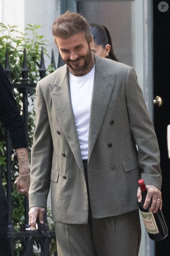 Leur ancien yacht, plus petit, avait été vendu pour financer ce nouveau bateau plus luxueux.

Exclusif - La famille Beckham (David Beckham, sa femme Victoria, Cruz Beckham, sa compagne Jackie Apostel, Roméo Beckham, sa compagne Kim Turnbull et Harper Seven) arrive à son hôtel fétiche "La Réserve" pour fêter les 50 ans de David Beckham (2 mai 1975) à Paris, France, le 2 mai 2025. David sort avec une bouteille de rouge pétrus Pomerol (surement l'année de sa naissance) à la main . © Bestimage