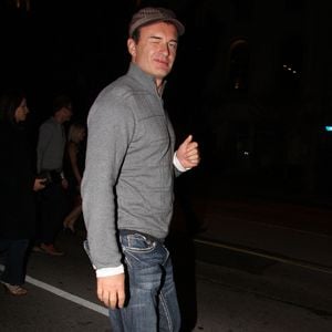 Sa disparition a bouleversé ses collègues, dont Alyssa Milano, qui lui a rendu un vibrant hommage.

Julian McMahon à la sortie du Mondrian hotel à Los Angeles en 2009. Photo par Josephine Santos, /PCN/ABACAPRESS.COM