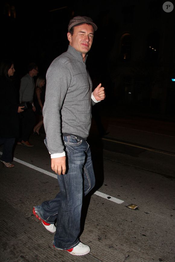 Sa disparition a bouleversé ses collègues, dont Alyssa Milano, qui lui a rendu un vibrant hommage.

Julian McMahon à la sortie du Mondrian hotel à Los Angeles en 2009. Photo par Josephine Santos, /PCN/ABACAPRESS.COM