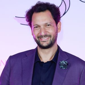 Eric Antoine s'amuse de la situation. "Nous sommes hyper heureux de participer à cette aventure mais en réalité, c'est mon épouse qui m'a forcé", dit-il sur Instagram. 

Eric Antoine assiste au cocktail caritatif Peninsula in Pink lors du lancement du programme au Peninsula Paris le 8 octobre 2025. L'événement a été organisé pour soutenir l'association Les Bonnes Fees, qui fête ses 10 ans dans le cadre de la campagne mondiale Octobre Rose. Photo par David Boyer/ABACAPRESS.COM