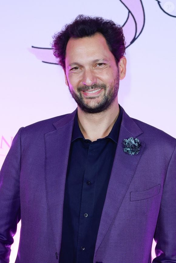 Eric Antoine s'amuse de la situation. "Nous sommes hyper heureux de participer à cette aventure mais en réalité, c'est mon épouse qui m'a forcé", dit-il sur Instagram. 

Eric Antoine assiste au cocktail caritatif Peninsula in Pink lors du lancement du programme au Peninsula Paris le 8 octobre 2025. L'événement a été organisé pour soutenir l'association Les Bonnes Fees, qui fête ses 10 ans dans le cadre de la campagne mondiale Octobre Rose. Photo par David Boyer/ABACAPRESS.COM