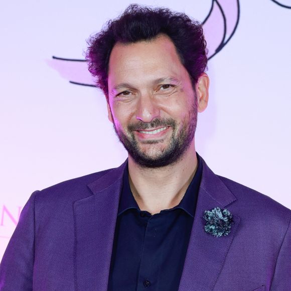 Eric Antoine s'amuse de la situation. "Nous sommes hyper heureux de participer à cette aventure mais en réalité, c'est mon épouse qui m'a forcé", dit-il sur Instagram. 

Eric Antoine assiste au cocktail caritatif Peninsula in Pink lors du lancement du programme au Peninsula Paris le 8 octobre 2025. L'événement a été organisé pour soutenir l'association Les Bonnes Fees, qui fête ses 10 ans dans le cadre de la campagne mondiale Octobre Rose. Photo par David Boyer/ABACAPRESS.COM