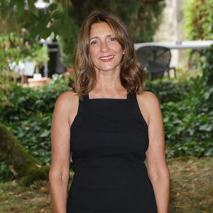 L'actrice a tenu tête à une production qui refusait de l'aligner sur le salaire de ses partenaires masculins sous prétexte d'un manque de budget.

Valérie Karsenti lors du photocall du film « Adieu Jean-Pat » à l'occasion de la 18e édition du Festival du film francophone d'Angoulême (FFA), le 27 août 2025.

© Coadic Guirec / Bestimage