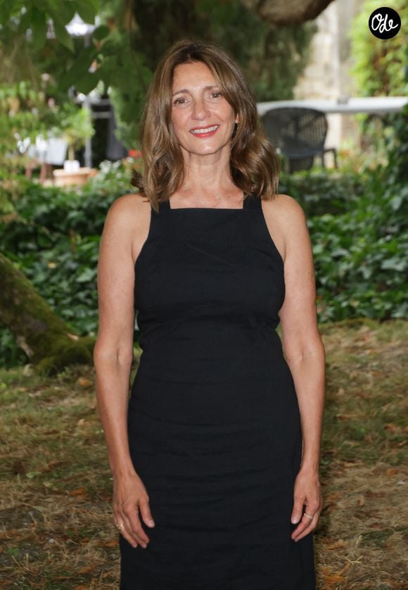 L'actrice a tenu tête à une production qui refusait de l'aligner sur le salaire de ses partenaires masculins sous prétexte d'un manque de budget.

Valérie Karsenti lors du photocall du film « Adieu Jean-Pat » à l'occasion de la 18e édition du Festival du film francophone d'Angoulême (FFA), le 27 août 2025.

© Coadic Guirec / Bestimage