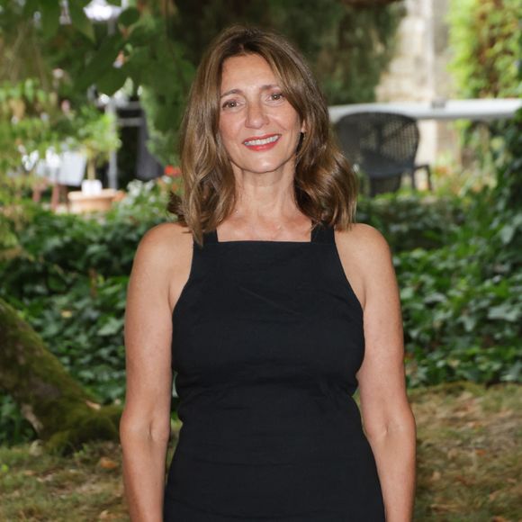 L'actrice a tenu tête à une production qui refusait de l'aligner sur le salaire de ses partenaires masculins sous prétexte d'un manque de budget.

Valérie Karsenti lors du photocall du film « Adieu Jean-Pat » à l'occasion de la 18e édition du Festival du film francophone d'Angoulême (FFA), le 27 août 2025.

© Coadic Guirec / Bestimage