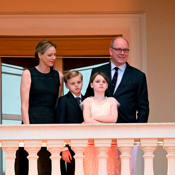 Le prince Albert II de Monaco, La princesse Charlène de Monaco, Le prince Jacques de Monaco, marquis des Baux,, La princesse Gabriella de Monaco, comtesse de Carladès lors de la célébration de la fête de la Saint Jean sur la Place du Palais princier de Monaco, le 23 juin 2025.

La Saint Jean est à l'origine une fête païenne puis chrétienne. Pour les païens, c'était une fête qui célébrait les moissons. Une fois christianisée, cette fête est devenue celle du solstice d'été et donc la fête de la lumière.

© Bruno Bebert / Bestimage