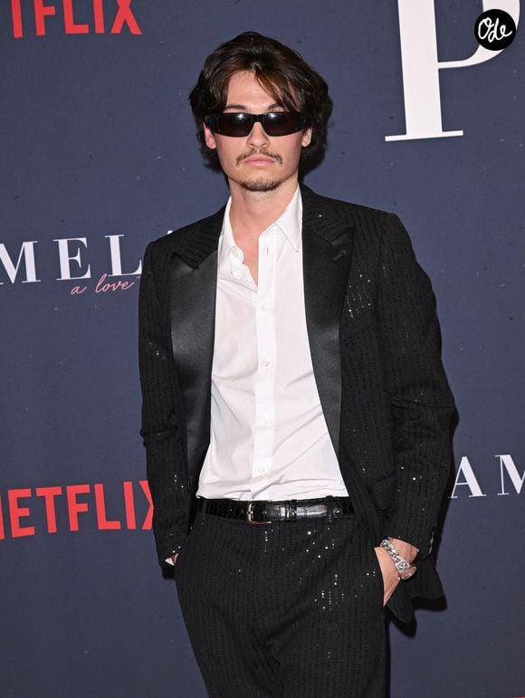Dylan était de son côté d'une élégance absolue, arborant un costume sur-mesure signé du tailleur Genuardi. 

Dylan Jagger Lee. - Première du documentaire consacré à Pamela Anderson, "Pamela, une histoire d'amour" (Netflix) à Hollywood, le 30 janvier 2023.