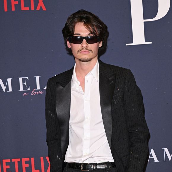 Dylan était de son côté d'une élégance absolue, arborant un costume sur-mesure signé du tailleur Genuardi. 

Dylan Jagger Lee. - Première du documentaire consacré à Pamela Anderson, "Pamela, une histoire d'amour" (Netflix) à Hollywood, le 30 janvier 2023.