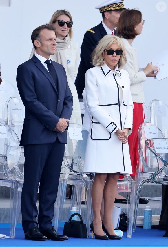 En effet, la Première dame a perdu il y a quelques jours, sa soeur aînée Anne-Marie Boulogne, née Trogneux, morte à 92 ans. 

Le président Emmanuel Macron, Brigitte Macron - Cérémonie du 145ème défilé militaire du 14 juillet, jour de la Fête Nationale, avenue des Champs Élysées à Paris.
© Dominique Jacovides / Bestimage