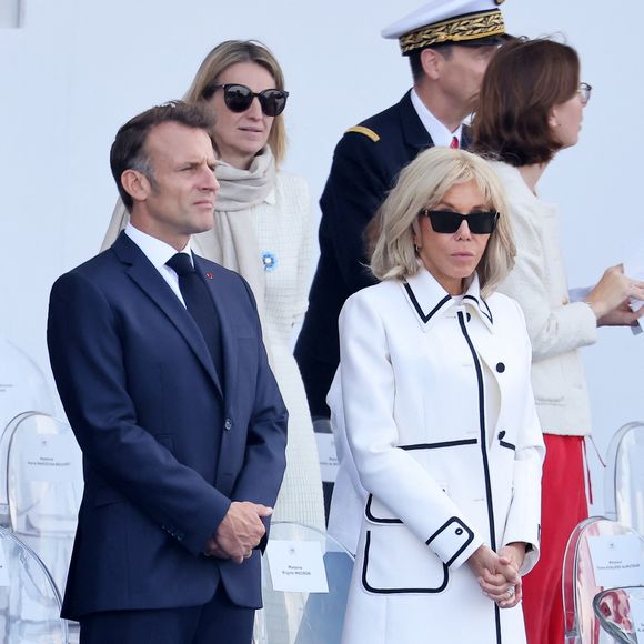 En effet, la Première dame a perdu il y a quelques jours, sa soeur aînée Anne-Marie Boulogne, née Trogneux, morte à 92 ans. 

Le président Emmanuel Macron, Brigitte Macron - Cérémonie du 145ème défilé militaire du 14 juillet, jour de la Fête Nationale, avenue des Champs Élysées à Paris.
© Dominique Jacovides / Bestimage